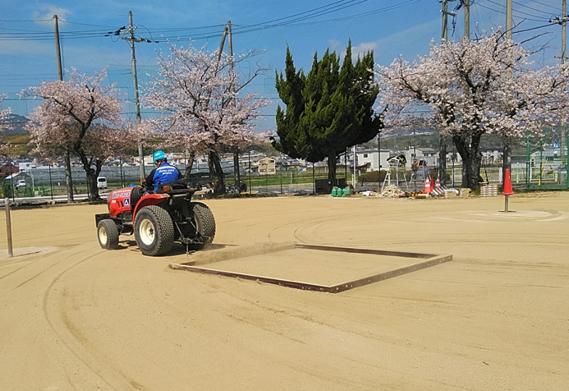 カンナカッターアタッチメントで表面の不陸整正